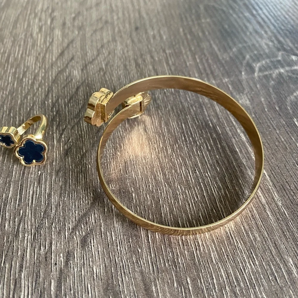 Elegant Black and Gold Clover  Floral Jewelry Set - Picture 7 of 11